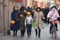 中国・北京で、男の襲撃があった西城区の小学校から保護者に付き添われて下校する児童ら（2019年1月8日撮影）。(c)Greg Baker / AFP