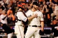 14MLBワールドシリーズ（7回戦制）第5戦、サンフランシスコ・ジャイアンツ（San Francisco Giants）対カンザスシティ・ロイヤルズ（Kansas City Royals）。完封勝利を飾り、捕手のバスター・ポージー（Buster Posey、左）に祝福されるサンフランシスコ・ジャイアンツのマディソン・バンガーナー（Madison Bumgarner、2014年10月26日撮影）。(c)AFP/Getty Images/Rob Carr