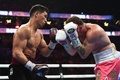 ボクシング、WBA世界ライトヘビー級タイトルマッチ。ドミトリー・ビボル（左）と対戦するサウル・アルバレス（2022年5月7日撮影）。(c)Patrick T. FALLON / AFP