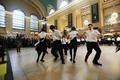 米ニューヨーク（New York）のグランド・セントラル駅（Grand Central Terminal）で1日、駅の開業100周年を祝うイベントが行われた。

100年の節目を祝い、駅舎内の店舗は商品を1913年当時の価格で販売。コーヒーは5セント（約4.6円）、靴磨きは10セント（約9.2円）で提供された。

1913年2月2日に開業した同駅は、70年代には解体の危機にも直面したが、現在は1日当たり約75万人が利用する国内最大規模の交通ハブになっている。ボザール建築の外観を誇る駅舎は、市内ではタイムズスクエア（Times Square）に次ぐ人気観光名所だ。

写真は、祝賀イベントで社交ダンスを披露する「ダンシング・クラスルームズ（Dancing Classrooms）」所属の若いダンサーたち（2013年2月1日撮影）。(c)AFP/Getty Images/Mario Tama