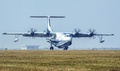 中国南部・広東省珠海の空港で、初飛行に臨む同国製で世界最大の水陸両用機AG600（2017年12月24日撮影）。(c)AFP PHOTO