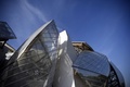 パリ（Paris）のブローニュの森（Bois de Boulogne）の森に建設された「ルイ・ヴィトン　ファウンデーション（Fondation Louis Vuitton）」の外観の一部（2014年4月10日撮影）。(c)AFP/FRANCK FIFE