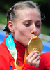 第13回世界陸上大邱大会（13th IAAF World Championships in Athletics Daegu）は31日、5日目の競技が行われ、女子20キロメートル競歩決勝でロシアのオリガ・カニスキナ（Olga Kaniskina）が1時間29分42秒で優勝し、大会3連覇を果たした。

表彰式で金メダルにキスをするオリガ・カニスキナ（2011年8月31日撮影）。(c)AFP/MARK RALSTON