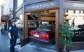 米カリフォルニア（California）州サンフランシスコ（San Francisco）で、バーに突っ込んだ車（2014年9月15日撮影）。(c)AFP/JOSH EDELSON