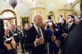 民主党上院指導部との非公開会合のため米連邦議会に到着したジョー・バイデン（Joe Biden）米副大統領。バイデン氏は「財政の崖」をめぐってミッチ・マコネル（Mitch McConnell）共和党上院院内総務との間で成立した合意を支持するよう上院民主党に働きかける（2012年12月31日撮影）。(c)AFP/Getty Images/Drew Angerer