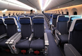 全日本空輸（All Nippon Airways、ANA）に25日引き渡された米航空機大手ボーイング（Boeing）の新世代旅客機「ボーイング787ドリームライナー（Boeing 787 Dreamliner）」1号機が28日、東京・羽田空港に到着した。

前日、明け方の曇り空のもと、予定より45分遅れで米ワシントン（Washington）州エバレット（Everett）のペインフィールド（Paine Field）空港を離陸した787は28日午前9時過ぎ、羽田空港に到着。多くの報道陣、航空ファンらに迎えられた。

1機平均2億200万ドル（約155億円）、乗客定員は330席。当初の予定では2008年初めに最初の機体が全日空に納入される予定だった。ボーイングにとってドリームライナーは、軽量化を図った中型旅客機の成功を賭けた存在でもある。

全日空は来月26日、成田発香港行きの便で、787を世界で初めて導入する。その後、羽田－北京（Beijing）や羽田－フランクフルト（Frankfurt）線でも運航していく。

写真は東京・羽田空港に到着後、報道陣に公開された全日本空輸のボーイング787ドリームライナー1号機の機内（2011年9月28日撮影）。(c)AFP/KAZUHIRO NOGI