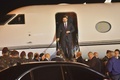 ベイルート国際空港に到着し、タラップを降りるレバノンのサード・ハリリ首相（中央、2017年11月21日撮影）。(c)AFP/Fadel ITANI