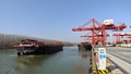 山東省済寧市にある竜拱港のふ頭のバースに入る輸送船（2025年3月19日撮影）。(c)Xinhua News