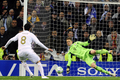 サッカー欧州チャンピオンズリーグ2011-12（UEFA Champions League 2011-12）は25日、準決勝第2戦が行われ、バイエルン・ミュンヘン（Bayern Munich）が2試合合計スコアを3-3として迎えたペナルティーキック（PK）戦でレアル・マドリード（Real Madrid）に3-1で勝利し、決勝進出を決めた。

ペナルティーキック（PK）戦でレアル・マドリードのカカ（Kaka、左）のシュートをセーブするバイエルン・ミュンヘンのGKマヌエル・ノイアー（Manuel Neuer、2012年4月25日撮影）。(c)AFP/JAVIER SORIANO