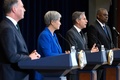 米首都ワシントンで記者会見する（右から）ロイド・オースティン国防長官、アントニー・ブリンケン国務長官、ペニー・ウォン豪外相、リチャード・マールス豪副首相兼国防相（2022年12月6日撮影）。(c)SAUL LOEB / AFP