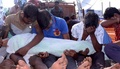 インド北東部アッサム州ソニトプル地区で、魔術信仰者とされる男に斬首されて殺された5歳男児の遺体を抱いて嘆く親族たち（2015年5月29日撮影）。(c)AFP