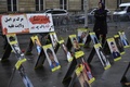 フランス・パリで行われたイランへの抗議行動で設置された犠牲者の写真（2022年12月6日撮影、資料写真）。(c)JULIEN DE ROSA  / AFP