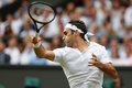 テニス、ウィンブルドン選手権、男子シングルス決勝。リターンを打つロジャー・フェデラー（2017年7月16日撮影）。(c)AFP/Adrian DENNIS