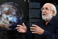 スペインのトレホンデアルドスで、AFPの取材を受けるスイスの宇宙物理学者、ミシェル・マイヨール氏（2019年10月9日撮影）。(c)JAVIER SORIANO / AFP

