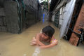 　フィリピンを直撃した台風17号（アジア名：Nesat、ネサット）による死者は、29日までに少なくとも35人に達した。45人が行方不明で、当局は今後も死者の数は増える可能性があると警告している。
　テレビ報道によると、フィリピン北部の穀倉地帯では広範囲で洪水が発生し、停電も続いているほか、道路が寸断されて孤立している。また、ルソン（Luzon）島では17万人近くが避難所にいる。
　フィリピン沖には別の暴風が発生しており、当局によると、数日中に台風となってフィリピンに上陸する恐れがある。
　一方、台風17号が近づいている香港（Hong Kong）では29日、株式市場や学校が休みとなり、交通機関も運休となった。

　写真はフィリピン・マニラ（Manila）北方にあるブラカン州（Bulacan）カルムピット（Calumpit）で、台風17号による洪水の中を歩く男性（2011年9月28日撮影）。(c)AFP/NOEL CELIS