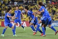 サッカーAFCチャンピオンズリーグ、決勝トーナメント1回戦第2戦、柏レイソル対水原三星ブルーウィングス。得点を決め、チームメートとともに歓喜する水原三星ブルーウィングスの具滋龍（2015年5月26日撮影）。(c)AFP/KAZUHIRO NOGI
