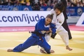 第33回世界柔道選手権、女子48キロ級。決勝で対戦する浅見八瑠奈（白）とパウラ・パレト（2015年8月24日撮影）。(c)AFP/JACK GUEZ