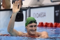 ロンドン五輪は28日、アクアティクス・センター（Aquatics Centre）で競泳男子100メートル平泳ぎ準決勝が行われ、日本の北島康介（Kosuke Kitajima）は59秒69で決勝に進出した。

準決勝を終え、歓声に笑顔で応えるキャメロン・ファン・デル・バーグ（Cameron Van Der Burgh、2012年7月28日撮影）。(c)AFP/FABRICE COFFRINI