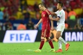サッカーW杯ブラジル大会（2014 World Cup）グループB、スペイン対チリ。試合後にチリのアレクシス・サンチェス（Alexis Sanchez、右）から声をかけられるスペインのアンドレス・イニエスタ（Andres Iniesta、2014年6月18日撮影）。(c)AFP/MARTIN BERNETTI