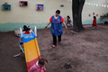 アルゼンチン北部コルドバにあるヘルモニト保育園で、園児たちと遊ぶ保育士のノエリア・ガレラさん（2016年9月29日撮影）。(c)AFP/DIEGO LIMA