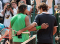 全仏オープン・テニス2008・男子シングルスの決勝戦を終え、お互いの健闘を称え合うロジャー・フェデラーとラファエル・ナダル（左）。（2008年6月8日撮影）(c)AFP/JACQUES DEMARTHON