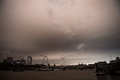 暗くなった英ロンドンの空。テムズ川で（2017年10月16日撮影）。(c)AFP/CHRIS J RATCLIFFE