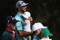 男子ゴルフのメジャー第1戦、第87回マスターズ・トーナメントのパー3コンテストに息子と参加するマックス・ホーマ（2023年4月5日撮影）。(c)Patrick Smith/Getty Images/AFP