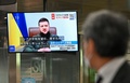 ウクライナのウォロディミル・ゼレンスキー大統領による日本の国会でのオンライン演説を放映する東京の街頭モニター（2022年3月23日撮影）。(c)Kazuhiro NOGI / AFP