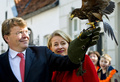 オランダ・トルン（Thorn）でタカを手に乗せるヨハン・フリーゾ（Johan Friso）王子（2011年4月30日撮影）。(c)AFP/ANP/TOUSSAINT KLUITERS