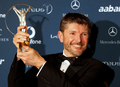 ローレウス・ワールド・スポーツ・アワード（%%2010 Laureus World Sports Awards%%）の授賞式が10日、アラブ首長国連邦のアブダビ（Abu Dhabi）で開催され、男子年間最優秀選手には陸上競技のウサイン・ボルト（%%Usain Bolt%%、ジャマイカ）、女子年間最優秀選手にはテニスのセレーナ・ウィリアムス（%%Serena Williams%%、米国）が選出された。ボルトの受賞は2年連続2度目。

　写真は年間最優秀チーム賞に選出され、トロフィーを手にするメルセデスGP（%%Mercedes GP%%、前ブラウンGP（%%Brawn GP%%））のニック・フライ（%%Nick Fry%%）CEO（最高責任者）。（2010年3月10日撮影）(c)AFP/MARWAN NAAMANI