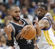 15-16NBA、サンアントニオ・スパーズ対ゴールデンステイト・ウォリアーズ。サンアントニオ・スパーズのパトリック・ミルズからボールをスティールするゴールデンステイト・ウォリアーズのイアン・クラーク（2016年4月10日撮影）。(c)AFP/Getty Images/Ronald Cortes