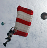 2007年8月24日、KLタワー（Kuala Lumpur Tower、KL Tower）からジャンプするベース・ジャンパー。(c)AFP
