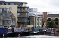 英ロンドンのリージェンツ運河で、岸に係留された船（2015年5月28日撮影）。(c)AFP/JUSTIN TALLIS
