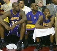 2003-04シーズンのNBAファイナルで、ベンチから戦況を見守るロサンゼルス・レイカーズのシャキール・オニール（左）とコービー・ブライアント（2004年6月15日撮影）。(c)AFP/Getty Images/Jed Jacobsohn