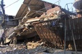 インド北東部のインパールで、マグニチュード（M）6.7の地震により倒壊した建物（2016年1月4日撮影）。(c)AFP/MANIPUR TIMES