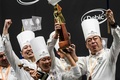 仏南東部リヨン郊外で開催された洋菓子の国際大会「クープ・デュ・モンド・ドゥ・ラ・パティスリー」で優勝した日本代表（2023年1月21日撮影）。(c) JEFF PACHOUD / AFP