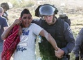 イスラエル北部クファルカナ（Kfar Kana）で、22歳の青年が警察に射殺された事件に抗議して警察と衝突し逮捕されるアラブ系イスラエル人の若者（2014年11月9日撮影）。(c)AFP/JACK GUEZ
