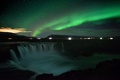 アイスランド北部のアークレイリ東部にある滝の上空で観測されたオーロラ（2018年10月14日撮影）。(c) Mariana SUAREZ / AFP
