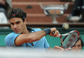 全仏オープンテニス2009（%%French Open 2009%%）男子シングルス決勝。大会第2シードのロジャー・フェデラー（%%Roger Federer%%、スイス）は、大会第23シードのロビン・ソデルリング（%%Robin Soderling%%、スウェーデン）と対戦。フェデラーは6-1、7-6、6-4で全仏初優勝を果たし、ピート・サンプラス（%%Pete Sampras%%、米国）氏の持つグランドスラム最多優勝記録（14勝）に並ぶと同時に、史上6人目の生涯グランドスラム（4大大会全制覇）を達成した。写真はリターンショットを打ち返すロジャー・フェデラー。（2009年6月7日撮影）(c)AFP/LIONEL BONAVENTURE