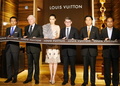 13日にリニューアルオープンする「ルイ・ヴィトン（Louis Vuitton）」松屋銀座店テープカットセレモニーに出席した（左から）株式会社松屋 取締役執行役員 本店長 古屋毅彦（Takehiko Furuya）氏、LVJグループ会長エマニュエル・プラット（Emmanuel Prat）氏、女優の菊地凛子(Rinko Kikuchi)、LVJグループCEOフレデリック・グランジェ（Frederic Grangie）氏、株式会社松屋 代表取締役社長 執行役員 秋田正紀（Masaki Akita）氏、建築家の青木淳氏（Jun Aoki、2013年9月12日撮影）。(c)MODE PRESS