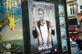 パリ（Paris）市内に張り出された映画『Les Infideles（The Player）』のポスター（2012年2月2日撮影）。(c)AFPBERTRAND LANGLOIS