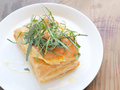 東京・恵比寿にオープンした「マディソン ニューヨーク キッチン（MADISON NEW YORK KITCHEN）」のランチメニュー（9月1日から提供、2014年7月30日撮影）。(c)MODE PRESS