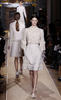 フランス・パリ市内で発表されたヴァレンティノ（VALENTINO）の12年春夏オートクチュールコレクション（2012年1月25日撮影）。(c)AFP/ALEXANDER KLEIN