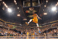 13-14NBA、インディアナ・ペイサーズ（Indiana Pacers）対オクラホマシティ・サンダー（Oklahoma City Thunder）。ダンクシュートを決めるインディアナ・ペイサーズのポール・ジョージ（Paul George、2014年4月13日撮影）。(c)AFP/Getty Images/NBAE/Ron Hoskins