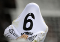 09-10スペイン1部リーグ第13節、レアル・マドリード（%%Real Madrid%%）対アルメリア（%%UD Almeria%%）。試合はレアル・マドリードが4-2で勝利した。写真は後半41分にチームの4点目を決めてユニフォームを脱ぐレアル・マドリードのクリスティアーノ・ロナウド（%%Cristiano Ronaldo%%）。（2009年12月5日撮影）(c)AFP/JAVIER SORIANO