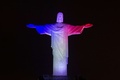 ブラジル・リオデジャネイロ（Rio de Janeiro）のコルコバード（Corcovado）の丘に立つ、チリの国旗の色に染め上げられた巨大なキリスト像（Christ the Redeemer、2014年6月11日撮影）。(c)AFP/YASUYOSHI CHIBA