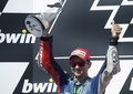 世界ロードレース選手権（WGP 2014）第11戦チェコGP、MotoGPクラス決勝の表彰式に臨むモビスター・ヤマハ（Movistar Yamaha）のホルヘ・ロレンゾ（Jorge Lorenzo、2014年8月17日撮影）。(c)AFP/MICHAL CIZEK