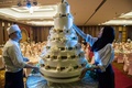 タイの首都バンコク郊外のアルメロスホテルで、結婚披露宴の前にウエディングケーキの飾りつけをするパティシエたち（2017年1月15日撮影）。(c)AFP/Roberto SCHMIDT