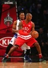 NBAオールスターゲーム2016。トロント・ラプターズのカイル・ローリーとマッチアップするロサンゼルス・レイカーズのコービー・ブライアント（2016年2月14日撮影）。(c)AFP/Getty Images/Elsa