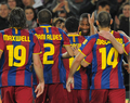 10-11スペイン1部リーグ第27節、FCバルセロナ（FC Barcelona）対レアル・サラゴサ（Real Zaragoza）。前半43分に先制ゴールを決めチームメイトの祝福を受けるFCバルセロナのセイドゥ・ケイタ（Seydou Keita、右から2人目、2011年3月5日撮影）。(c)AFP/LLUIS GENE